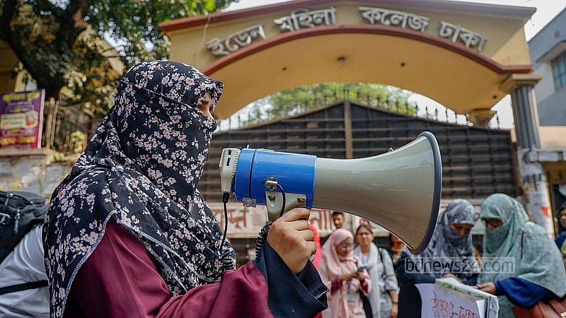 প্রস্তাবিত ঢাকা সেন্ট্রাল ইউনিভার্সিটিতে ইডেন মহিলা কলেজের কোনো বিভাগ বিলুপ্ত না করাসহ পাঁচ দাবিতে ক্যাম্পাসের দুই নম্বর ফটকের সামনে প্ল্যাকার্ড হাতে বিক্ষোভ করেন একদল শিক্ষার্থী। ছবি: মাহমুদ জামান অভি