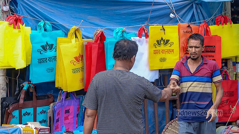 ঢাকার গুলিস্তানে পলিথিনের বিকল্প নন ওভেন টিস্যু ব্যাগের পসরা সাজিয়ে বসেছেন একজন। ছবি: আব্দুল্লাহ আল মমীন