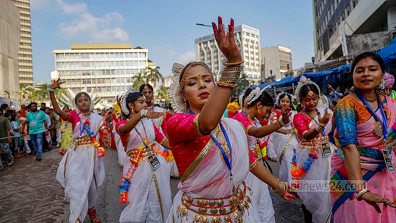 সনাতন ধর্মাবলম্বীদের শ্রী শ্রী জগন্নাথ দেবের রথযাত্রা উৎসবে নেচে গেয়ে অংশগ্রহণ করেন নারীরা। ছবি: মাহমুদ জামান অভি