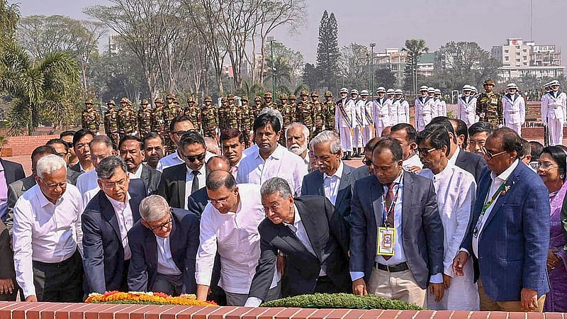 প্রধানমন্ত্রীর দায়িত্বের প্রথম দিন বুধবার তারেক রহমান নতুন মন্ত্রিসভার সদস্যদের নিয়ে জাতীয় স্মৃতিসৌধে মুক্তিযুদ্ধের বীর শহীদদের প্রতি শ্রদ্ধা জানান
