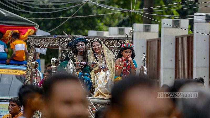 ঢাকায় জন্মাষ্টমীর শোভাযাত্রায় রাধা-কৃষ্ণ সাজে তরুণ-তরুণী। ছবি: মাহমুদ জামান অভি
