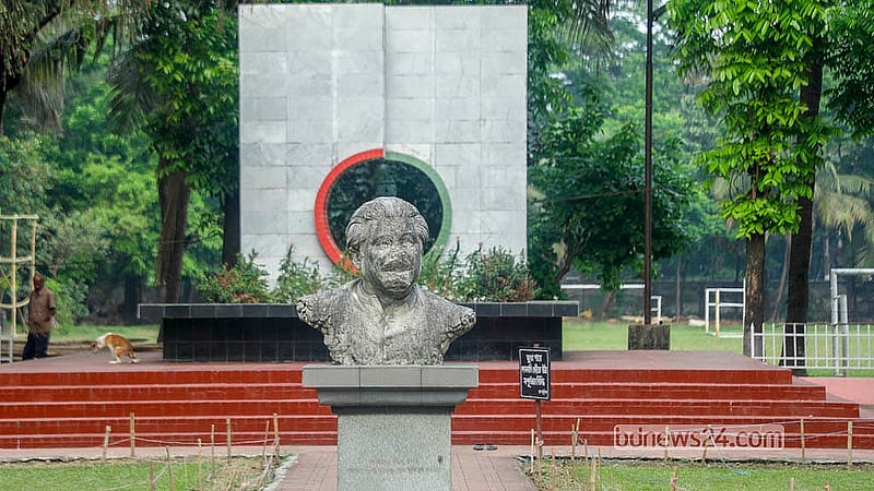 জুলাই আন্দোলনের সময় ঢাকা বিশ্ববিদ্যালয়ে জগন্নাথ হলে নষ্ট করা হয় বঙ্গবন্ধু শেখ মুজিবুর রহমানের ভাস্কর্য