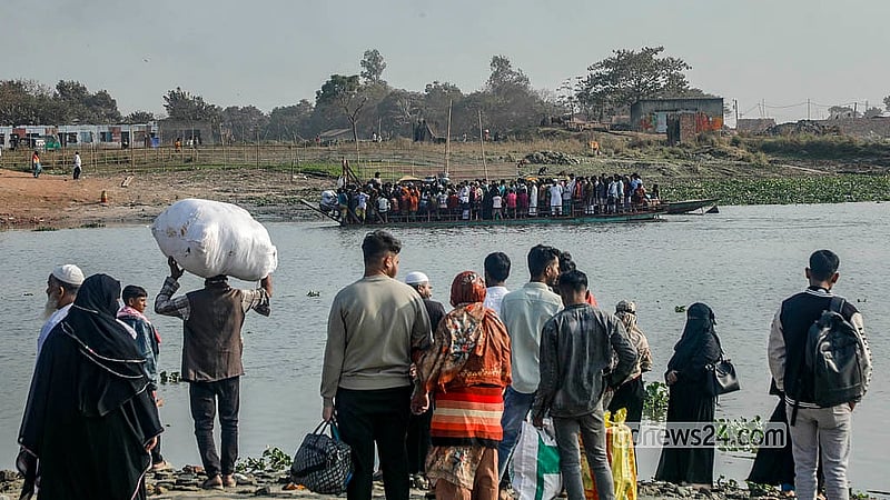 কেরাণীগঞ্জের মোল্লাবাজার এলাকায় ধলেশ্বরীর শাখা নদী ফেরিতে পারাপারে জনপ্রতি গুনতে হয় ১০ টাকা। আর যানবাহনের জন্য দিতে হয় ২০ টাকা থেকে ১০০ টাকা পর্যন্ত