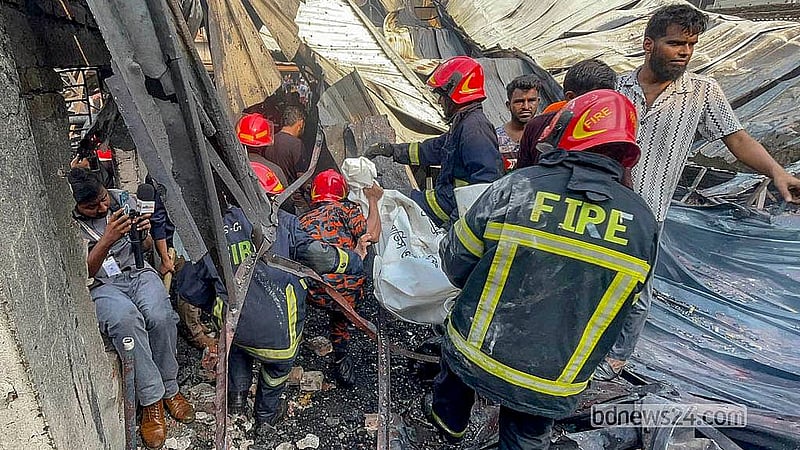ঢাকার কেরাণীগঞ্জের কদমতলী এলাকায় শনিবার গ্যাসলাইটার কারখানায় আগুন লাগার পর সেখান থেকে নিহতদের মরদেহ বের করে আনেন ফায়ার সার্ভিস কর্মীরা।