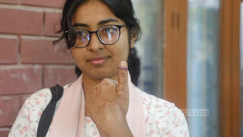চলছে ভোটের মহড়া। সেখানে জীবনে প্রথমবার ভোট দিয়ে অমোচনীয় কালি দেখাচ্ছেন এইচএসসি শিক্ষার্থী জান্নাতুল ফেরদৌস নদী। শনিবার শেরেবাংলা নগর সরকারি বালিকা উচ্চ বিদ্যালয়ে ‘মক ভোটিং’ আয়োজন করে নির্বাচন কমিশন