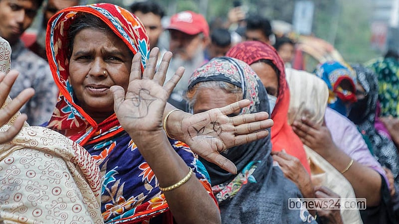 বাজার চড়ার পরিস্থিতিতে ভিড় বেড়েছে টিসিবির ট্রাকের পেছনে। বিশৃঙ্খলা এড়াতে সিরিয়াল করে পণ্য দেন বিক্রয়কর্মীরা। লাইনে দাঁড়ানো সবার হাতে দেওয়া হয়েছে নম্বর
