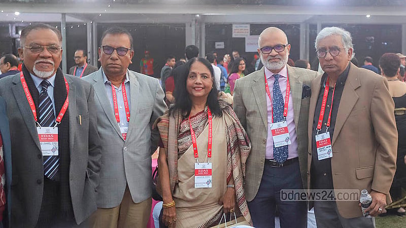 ঢাকা বিশ্ববিদ্যালয়ের ইংরেজি বিভাগ অ্যালামনাই সোসাইটির (ইডাস) নতুন সভাপতি সাবেক সচিব ও বিএনপি চেয়ারপারসনের উপদেষ্টা পরিষদের সদস্য মোহাম্মদ ইসমাইল জাবিউল্লাহসহ অতিথিদের সঙ্গে সংগঠনের সাবেক সাধারণ সম্পাদক বিডিনিউজ টোয়েন্টিফোর ডটকমের প্রধান সম্পাদক তৌফিক ইমরোজ খালিদী