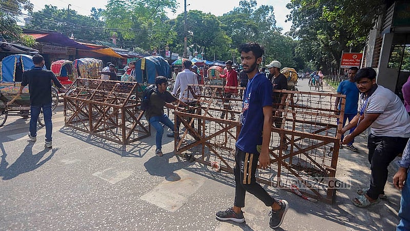 বৈষম্যবিরোধী ছাত্র আন্দোলনের সময় শনির আখড়ায় ইমাম হাসান তাইমের হত্যার বিচারের দাবিতে বিক্ষোভের সময় গাড়ি চলাচলে বাধা দেন শিক্ষার্থীরা। ছবি: আব্দুল্লাহ আল মমীন