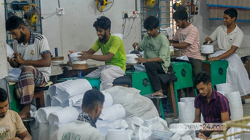 ঈদ সামনে রেখে টুপি তৈরিতে ব্যস্ত সময় পার করছেন কামরাঙ্গীরচরের কারখানার কারিগররা