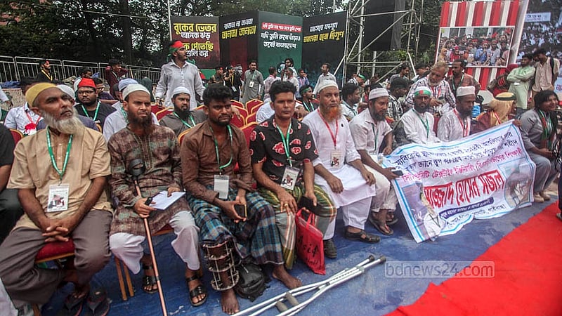 কেন্দ্রীয় শহীদ মিনার প্রাঙ্গণে রোববার জাতীয় নাগরিক পার্টির সমাবেশে অংশগ্রহণ করেন জুলাই আন্দোলনে আহত ও নিহতদের স্বজনরা। ছবি: আব্দুল্লাহ আল মমীন