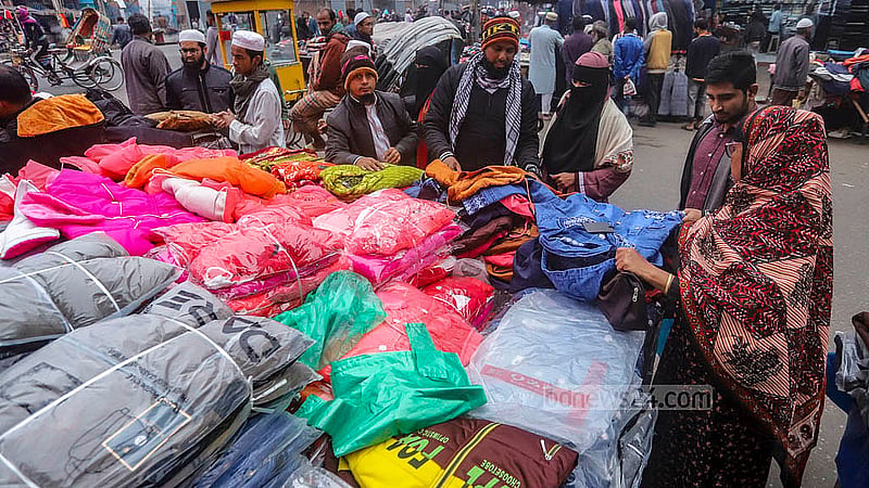 ঢাকার গুলিস্তানে বিভিন্ন রকমের শীতের পোশাক সাজিয়েছেন ব্যবসায়ীরা। সকাল থেকে মধ্যরাত পর্যন্ত চলে তাদের বিক্রি। ছবি: আব্দুল্লাহ আল মমীন