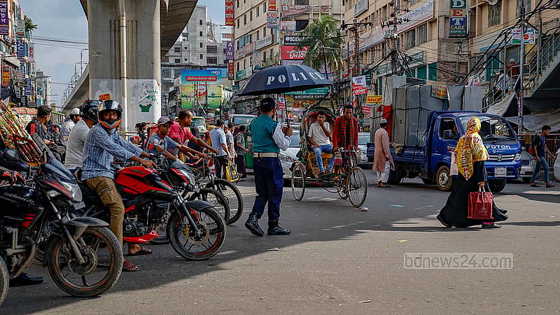 ঢাকার সড়কে হাতের ইশারায় চলা ট্রাফিক সিগন্যাল অমান্য করে যে যার মতে করে চলছে। ছবি: মাহমুদ জামান অভি