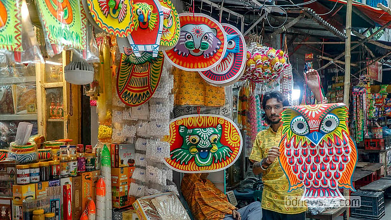 মুখোশ হাতে পুরান ঢাকার শাঁখারী বাজারের এক দোকানি। আকার ও নকশা ভেদে মুখোশ বিক্রি হচ্ছে দুইশ থেকৈ এক হাজার টাকায়।  ছবি: আব্দুল্লাহ আল মমীন
