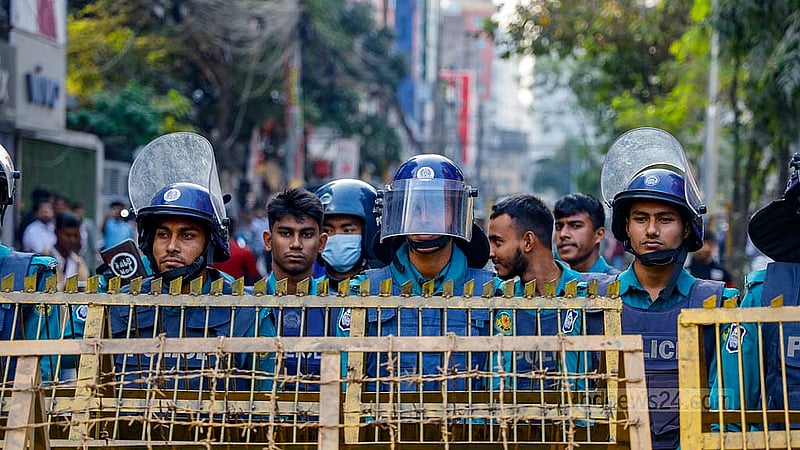 জুলাই ঐক্যের ডাকা ‘মার্চ টু ইন্ডিয়ান হাই কমিশন’ কর্মসূচি ঘিরে সড়কের বিভিন্ন পয়েন্টে ব্যারিকেড বসিয়ে আগে থেকেই অবস্থান নেয় পুলিশ। ছবি: মাহমুদ জামান অভি