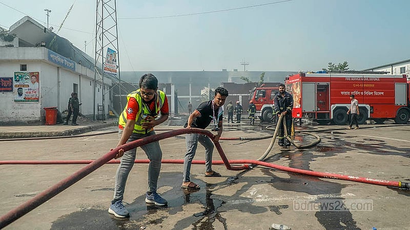 ফায়ার সার্ভিস কর্মীদের সঙ্গে রোববার আগুন নেভানোতে সহযোগিতা করেন বিভিন্ন স্বেচ্ছাসেবক সংগঠনের সদস্যরা