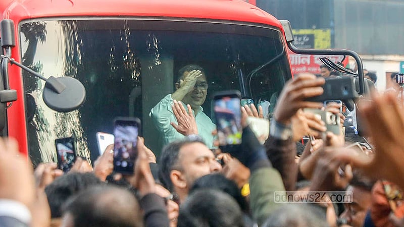 শুক্রবার জুমার নামাজের পর বাসে করে প্রয়াত রাষ্ট্রপতি জিয়াউর রহমানের কবর জিয়ারত করতে যান ছেলে বিএনপির ভারপ্রাপ্ত চেয়ারম্যান তারেক রহমান। বাস থেকে সড়কের দুই ধারে থাকা নেতাকর্মী ও অনুসারীদের উদ্দেশ্যে তিনি হাত নাড়েন