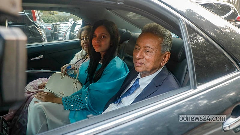 সংসদ ভবনে শপথ অনুষ্ঠান শেষে গাড়িতে পরিবারের সঙ্গে বের হয়ে আসেন অর্থ ও পরিকল্পনা মন্ত্রণালয়ের দায়িত্ব পাওয়া আমীর খসরু মাহমুদ চৌধুরী। ছবি: আব্দুল্লাহ আল মমীন