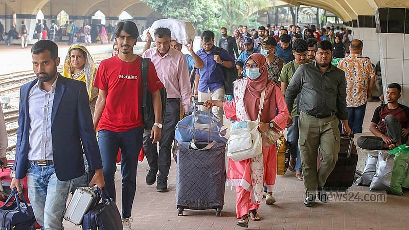 ট্রেনে ঈদযাত্রার দ্বিতীয় দিন শনিবার কমলাপুর রেলওয়ে স্টেশনে ছিল ঘরমুখো মানুষের ভিড়।