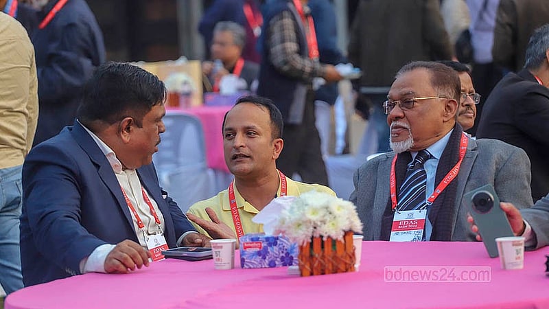 কেউ ক্যাম্পাস ছেড়েছেন সত্তর কিংবা আশির দশকে, কেউ আবার দুই-তিন বছর আগে। কারো মুখের বলিরেখায় বয়সের ভার; কেউ এখনও তরুণ তুর্কি। ঢাবির টিএসসিতে ইংরেজি বিভাগের সাবেক শিক্ষার্থীদের পুনর্মিলনে এসে সবাই যেন একাকার