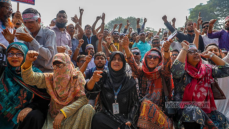দশম গ্রেডে বেতনসহ তিন দাবিতে রোববার ঢাকায় কেন্দ্রীয় শহীদ মিনারে অবস্থান কর্মসূচি পালন করেন প্রাথমিক বিদ্যালয়ের সহকারী শিক্ষকরা