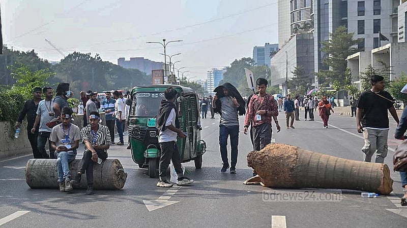 এনইআইআর কার্যকরের সিদ্ধান্ত বাতিলের দাবিতে রোববার শ্যামলী শিশুমেলা থেকে আগারগাঁওগামী সড়কে গাছের গুড়ি ফেলে যান চলাচল বন্ধ করে দেন আন্দোলনত ফোন ব্যবসায়ীরা।