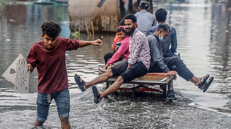 রাজধানীর শনির আখড়ায় জিয়া সরণি সড়কে জলবদ্ধতার কারণে স্থানীয়দের চলাচলে দুর্ভোগ পোহাতে হয়েছে