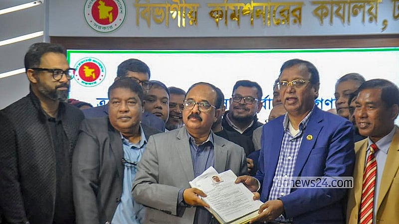 ঢাকা বিভাগীয় কমিশনার ও রিটার্নিং কর্মকর্তার কার্যালয়ে সোমবার তারেক রহমানের পক্ষে ঢাকা-১৭ আসনে মনোনয়নপত্র জমা দেন বিএনপির চেয়ারপারসনের উপদেষ্টা আবদুস সালাম