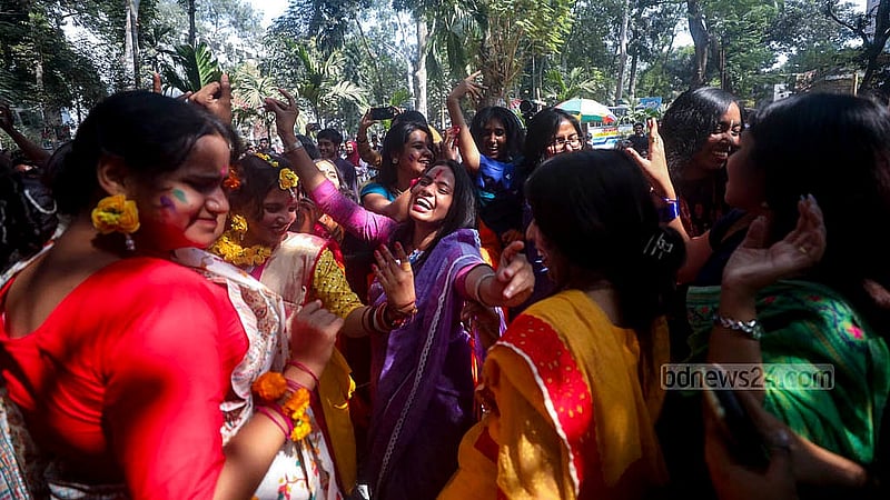 ঢাকা বিশ্ববিদ্যালয়ের কলাভবনের বটতলায় মঙ্গলবার সমগীত বসন্ত উৎসবে গানের তালে মেতে ওঠেন দর্শনার্থীরা।