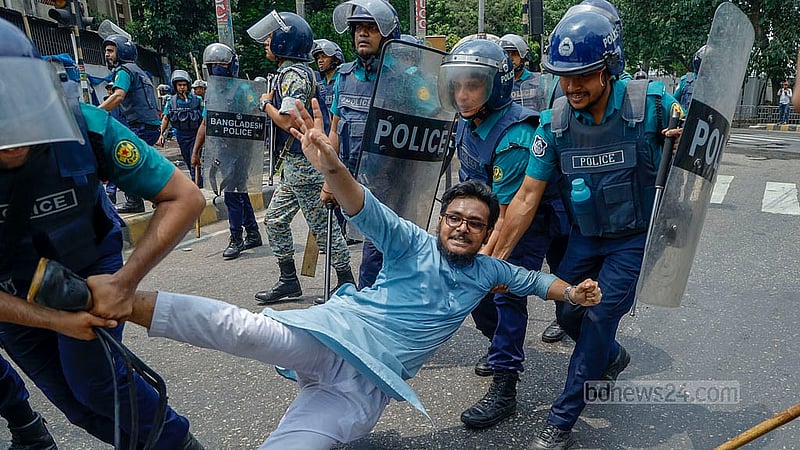 জগন্নাথ বিশ্ববিদ্যালয়ের লংমার্চ কাকরাইল মসজিদের সামনে পৌঁছলে তাদের ছত্রভঙ্গ করতে লাঠি চালায় পুলিশ। ছবি: মাহমুদ জামান অভি