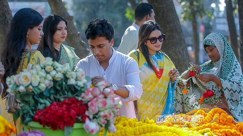 ঢাকার শাহবাগে দেশি-বিদেশি ফুলের পসরা সাজিয়ে বসেছেন দোকানিরা। চাহিদা বেড়ে যাওয়ায় ফুলের দামও ছিল চড়া