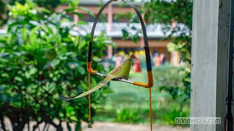 ঢাকা বিশ্ববিদ্যালয়ের চারুকলা অনুষদে কাগজের তৈরি পাখি, যা বিক্রি হবে ১০০ টাকা থেকে ৩০০ টাকায়