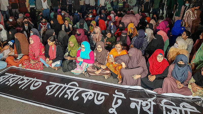 স্বতন্ত্র বিশ্ববিদ্যালয়ের দাবিতে সরকারি তিতুমীর কলেজ শিক্ষার্থীরা রোববার সন্ধ্যায় বিক্ষোভ মিছিল নিয়ে মহাখালী মোড় ঘুরে আমতলীতে অবস্থান নেয়। এতে সড়কে যানবাহন চলাচল বন্ধ হয়ে যায়। ছবি: আব্দুল্লাহ আল মমীন