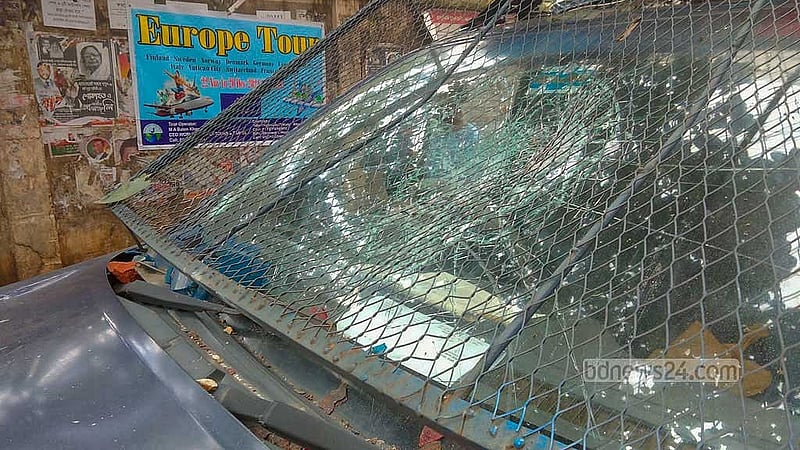 বৈষম্যবিরোধী ছাত্র আন্দোলনের ডাকে এক দফা দাবিতে সর্বাত্মক অসহযোগের প্রথম দিনে দুপুরে পুরনো ঢাকার আদালত পাড়ায় পুলিশের গাড়ি ভাঙচুর করে আন্দোলনকারীরা। ছবি: প্রকাশ বিশ্বাস