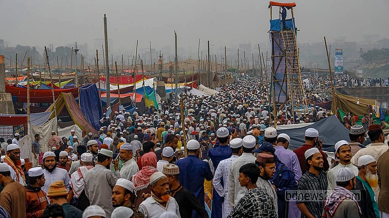 তুরাগে ইজতেমা প্রাঙ্গণে শুক্রবার বেলা বাড়ার সঙ্গে সঙ্গে ঢল নামে মানুষের। ছবি: মাহমুদ জামান অভি