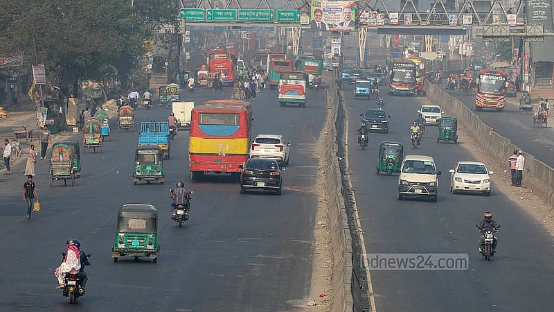শেখ হাসিনার মানবতাবিরোধী অপরাধের মামলায় রায়ের তারিখ ঘোষণার দিন বৃহস্পতিবার সড়কে যানবাহন চলাচল স্বাভাবিক থাকলেও গণপরিবহন ছিল কম। অপ্রীতিকর ঘটনা এড়াতে শহরজুড়ে নিরাপত্তা জোরদার করা হয়। ছবি: আব্দুল্লাহ আল মমীন