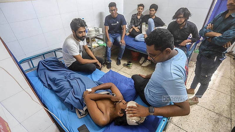মাহবুবুর রহমান মোল্লা কলেজের শিক্ষার্থীদের হামলায় আহত শহীদ সোহরাওয়ার্দী কলেজের এইচএসসি প্রথম বর্ষের শিক্ষার্থী জয় চিকিৎসাধীন ন্যাশনাল মেডিকেল ইনস্টিটিউট হাসপাতালে। ছবি: আব্দুল্লাহ আল মমীন