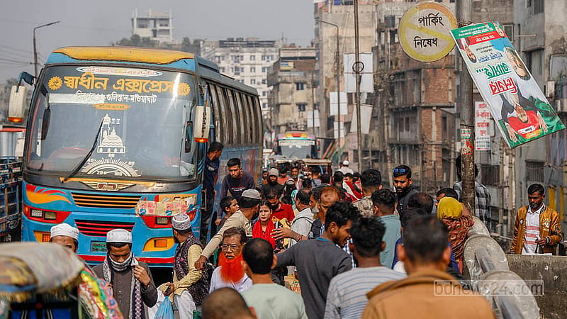 বুড়িগঙ্গা নদী পারাপারের বাবুবাজার সেতু যেন ‘দুর্ভোগের আরেক নাম’। সেতু পার হতে দীর্ঘসময় সেখানে আটকে থাকে যানবাহন।দিনের পর দিন চলছে এই দুর্ভোগ