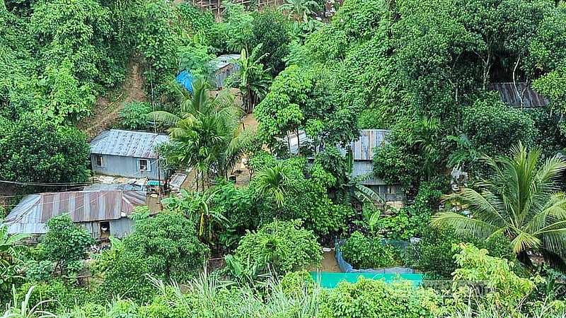 রাঙামাটি শহর ও আশেপাশের এলাকায় পাহাড়ের পাদদেশে ঝুঁকিতে বসবাসকারীরা। 