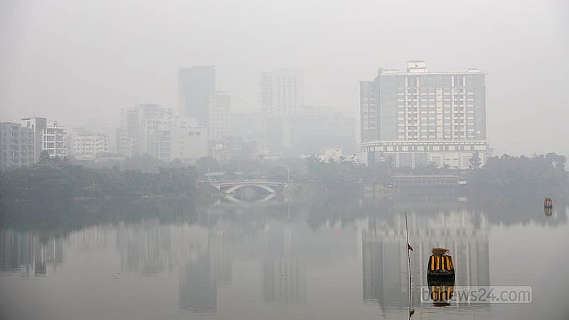 দুপুরেও কুয়াশাচ্ছন্ন ঢাকা। কুয়াশান কারণে কাছের দূরত্বের সবকিছু দেখায় ঝাপসা
