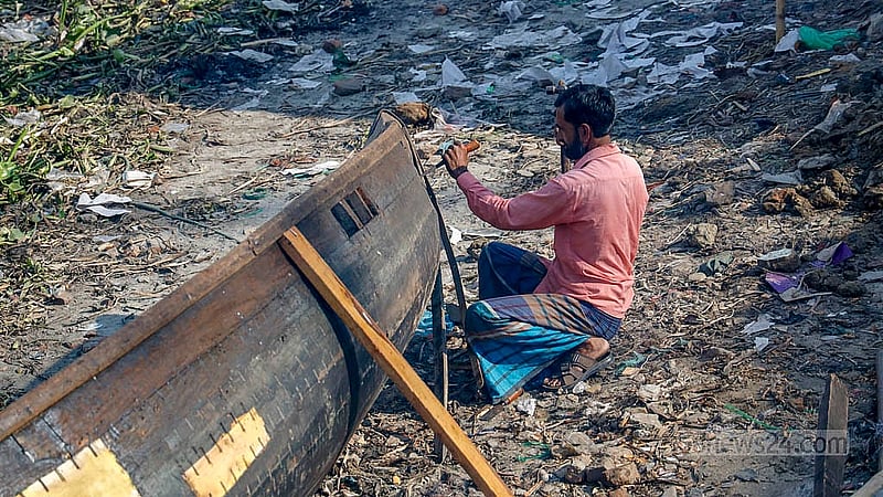 নৌকার মিস্ত্রিরা কাজ করেন দৈনিক মজুরি ভিত্তিতে। পুরো দিন কাজ করলে মেলে ৫০০ থেকে ৭০০ টাকা। ছবি: মাহমুদ জামান অভি