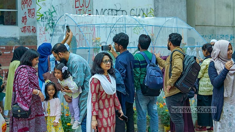 জাহাঙ্গীরনগর বিশ্ববিদ্যালয়ে নানা রকমের প্রজাপতি দেখতে শুক্রবার সকাল থেকে মেলায় ভিড় করে বিভিন্ন বয়সের দর্শনার্থীরা। ছবি: আরিফুর রহমান