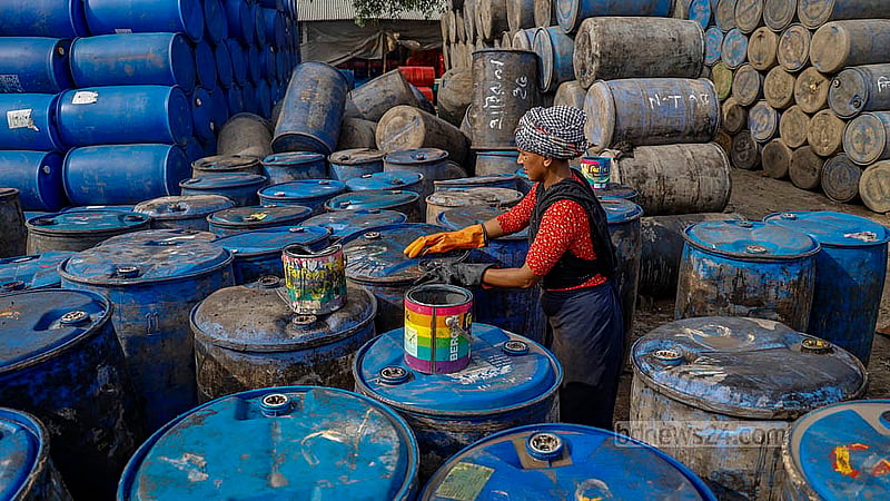 নারায়ণগঞ্জের রূপগঞ্জের তারাবো এলাকায় ‘বাগদাদ ড্রাম গুদাম’ কারখানায় কাজ করে একজন নারী শ্রমিক পারিশ্রমিক পাচ্ছেন ৫০০ টাকা। ড্রাম পরিষ্কারের ক্ষেত্রে তাদের স্বাস্থ্য সুরক্ষার সরঞ্জাম বলতে থাকে কেবল রাবার গ্লাভস। মাস্কের বদলে নাক-মুখ ঢাকেন গামছা দিয়ে। ছবি: মাহমুদ জামান অভি