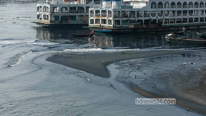 ঢাকার ফরাশগঞ্জ এলাকায় বুড়িগঙ্গায় জেগে ওঠা চরের কারণে ব্যাহত হচ্ছে সদরঘাট লঞ্চ টার্মিনালের কার্যক্রম