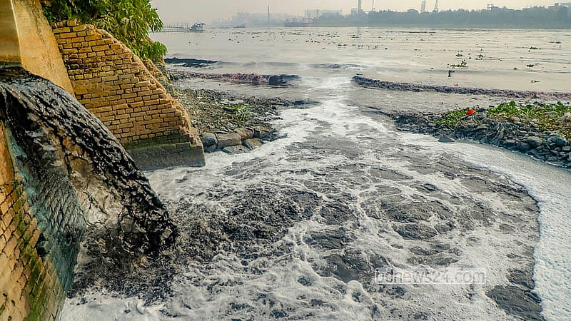 রাজধানীর শ্যামপুর, ধলেশ্বর গুদারাঘাটে বিভিন্ন কারখানার রাসায়নিক মিশ্রিত পানি মিশছে বুড়িগঙ্গায়