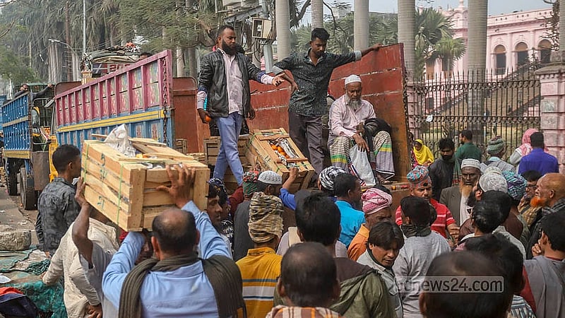পুরান ঢাকার বাদমতলী ঘাটে মঙ্গলবার মান অনুযায়ী এক বাক্স কমলা ২ হাজার ৪০০ থেকে ৪ হাজার টাকা পর্যন্ত বিক্রি হয়। ছবি: আব্দুল্লাহ আল মমীন