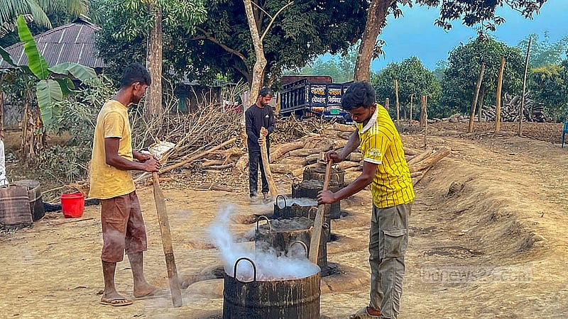খাগড়াছড়ির রামগড়ের মাহবুবনগর এলাকায় মাটির চুলায় কাঁচা হলুদকে সেদ্ধ করা হচ্ছে। এরপর সেগুলো রোদে শুকানো হবে। ছবি: সমির মল্লিক
