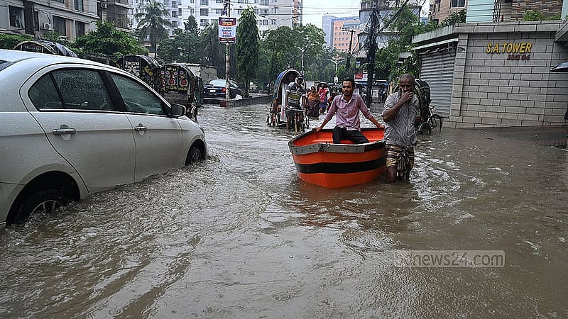 চট্টগ্রাম নগরীতে সোমবার সকালে টানা ৩ ঘণ্টা বৃষ্টির পর নগরীর কাতালগঞ্জ এলাকায় দেখা দেয় জলাবদ্ধতা; তাতে নৌকায় চেপে গন্তব্যে যেতে হয় লোকজনকে। ছবি: সুমন বাবু