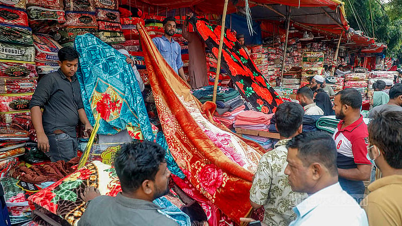 তীব্র শীত না পড়লেও ঢাকার বায়তুল মোকাররম মার্কেটের পাশে জিপিও সড়কের অস্থায়ী দোকানে জমে উঠেছে কম্বল বেচাকেনা