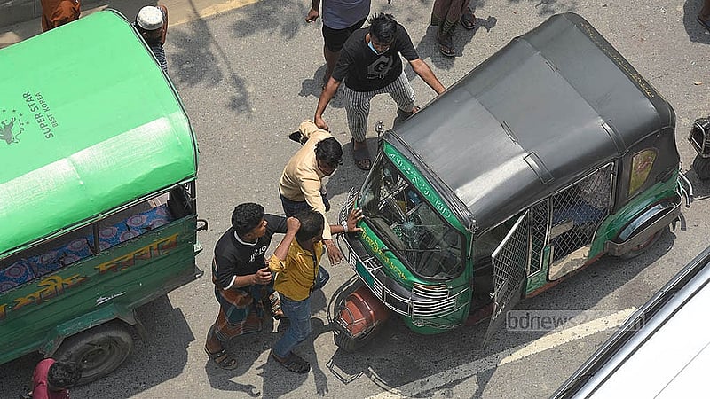 চট্টগ্রামের চান্দগাঁও বাহির সিগন্যাল এলাকায় বুধবার সড়ক অবরোধ করে বিভিন্ন যানবাহন ভাঙচুর করেন ব্যাটারির রিকশাচালকরা। ছবি: সুমন বাবু