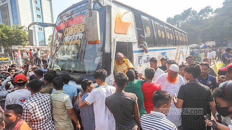 ঢাকার মহাখালীতে বৃহস্পতিবার সড়ক অবরোধ করেন ব্যাটারিচালিতি রিকশাচালকরা; বাস থেকে যাত্রীদের নামিয়ে দেন তারা। ছবি: আব্দুল্লাহ আল মমীন